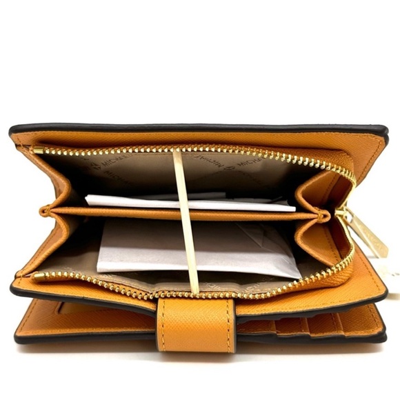 Michael Kors Medium Bifold Zip Chain
Wallet Cider - Picture 5 of 8